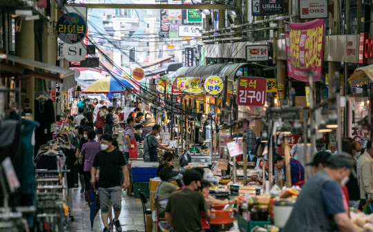 지역상권과 골목상권 활성화 사업을 통해 활기를 되찾고 있는 전통시장 모습.   디지털타임스 DB